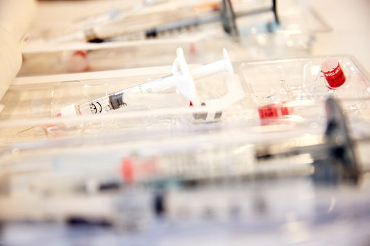 Soft focus syringes on tray