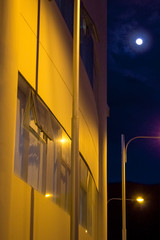Luna y edificio