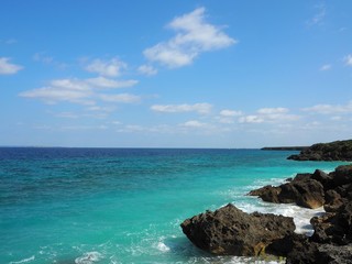 海岸の岩場とターコイズブルーの海、沖縄県久高島