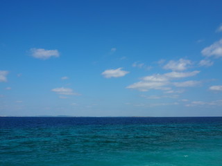 ターコイズブルーの透明な海と水平線