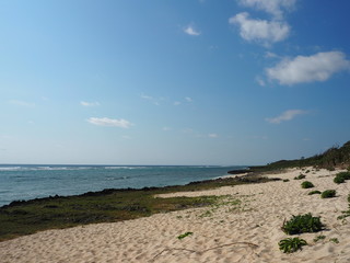 午後の静かな海岸、沖縄県久高島