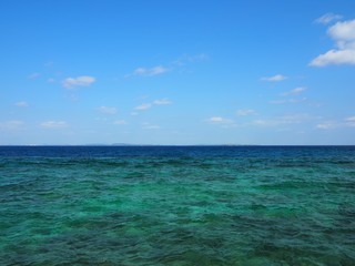 ターコイズブルーの透明な海と水平線