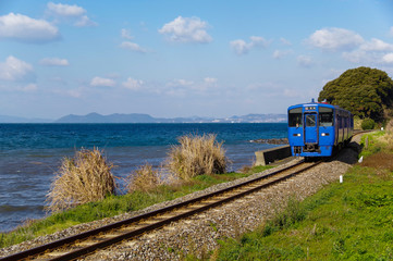 海岸沿いを走る列車