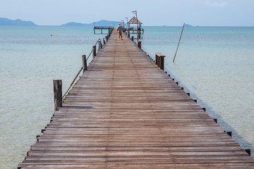 Fototapeta premium Drewniany chodnik prowadzący do morza z plaży latem na wyspie Koh Mak w Trat w Tajlandii.