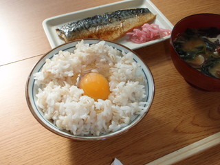 いただきます ～ 卵かけ麦ごはん、キノコの味噌汁、鯖の塩焼き