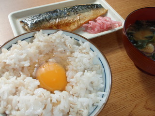 いただきます ～ 卵かけ麦ごはん、キノコの味噌汁、鯖の塩焼き