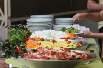 Buffet Salada Arroz Carne Molho Madeira Polenta