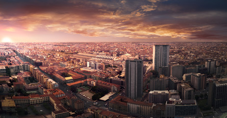 Nep dramatische zonsondergang in de stad Milaan