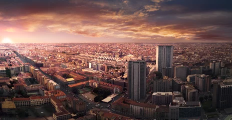 Foto op Plexiglas Nep dramatische zonsondergang in de stad Milaan © Emanuele Colombo