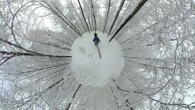 Mann wandert durch Winterwald, Naturpark Spessart, VR, 360 Grad