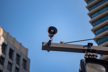 横断歩道の歩行者信号のスピーカー