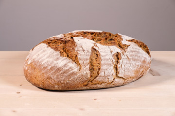 Traditionell gebackenes Krustenbrot