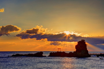 Fototapeta premium 波立海岸の日の出