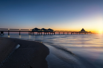Fototapeta premium Seebrücke Heringsdorf zum Sonnenaufgang