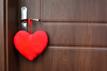 Walentynki, czerwone serce wisi na klamce drzwi © VinyLove Foto