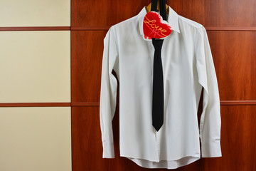 Biała koszula, czarny krawat, czerwone serce - obrazy, fototapety, plakaty