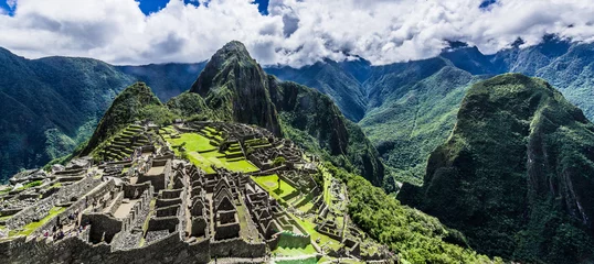 Crédence de cuisine en verre imprimé Machu Picchu Panorama of Machu Picchu in the green mountains