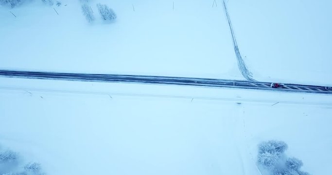 Strasse und Bahn im Schnee