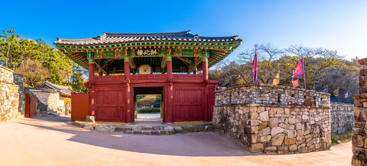 Obraz premium Gochangeupseong Fortress' Gongbuglu gate