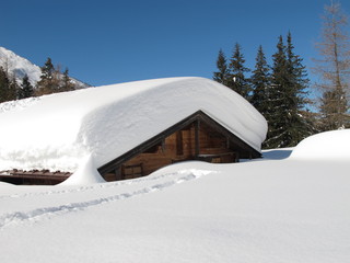 Berghütte tief verschneit