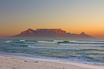 Fototapeta na wymiar Table Mountain at sunrise