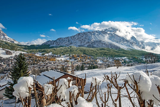 Cortina D'Ampezzo Il Più Bel Panorama Del Mondo, Tra Neve E Boschi Verdi, Con Le Dolomiti Innevate