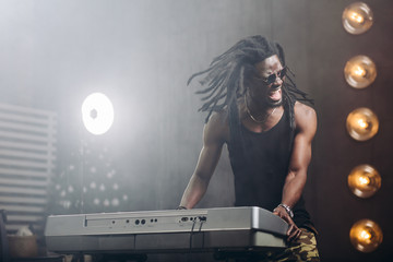 Naklejka premium crazy emotional man playing rock music at club, close up photo. copy space. emotion, feeling concepts