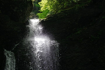 Wasserfall, Kaskade im Gegenlicht
