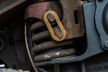 Eisenfeder an einem Schienenfahrzeug