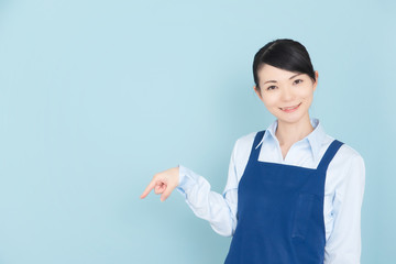 エプロンの女性