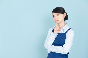 エプロンの女性