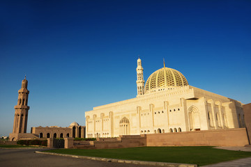 Obraz premium Dome and minaret of Sultan Qaboos Grand Mosque in Muscat (Oman)