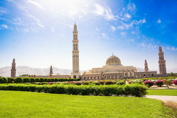 Gardens and the Muscat Grand Mosque (Oman) - obrazy, fototapety, plakaty