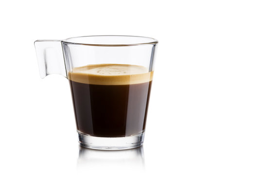 Fototapeta Czarna kawa w szklanej filiżance na białym tle