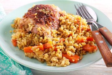 Chicken thigh with bulgur and carrot