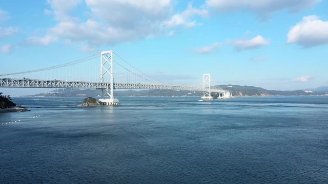 海に架かる大きな橋と綺麗な空が美しい風景