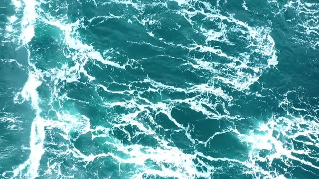 白波が起こる激しい海の動画