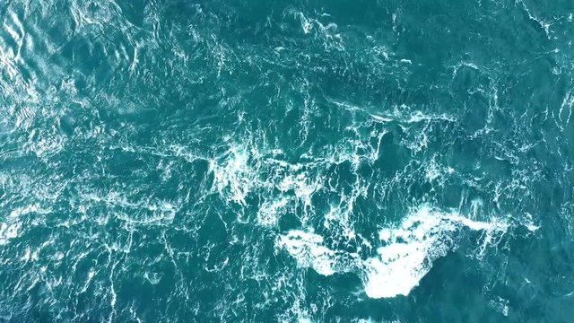 太陽の光を受け反射する美しい海の動画