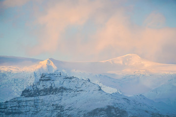 アイスランド・フィヤトルスアゥルロゥン湖の雪山