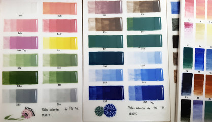 Détail nuancier de couleurs pour la production de céramique
