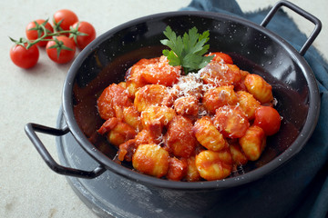gnocchi di papate n salsa di pomodoro