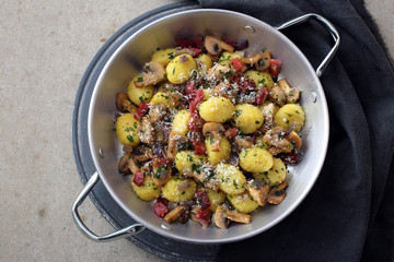 gnocchi di papate con funghi pancetta e rucola
