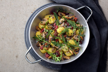 gnocchi di papate con funghi pancetta e rucola