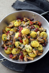 gnocchi di papate con funghi e pancetta