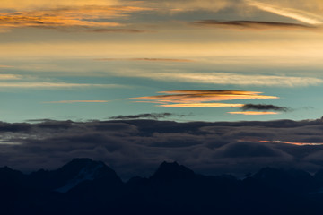 Die wunderbare Bergwelt des Wallis im Herbst 