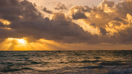 Obraz premium Sonnenaufgang und Sonnenuntergang am Meer in der Karibik, Punta Cana