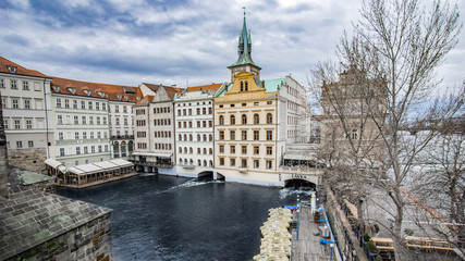 Wasser unetrr Haus aus der Karlbrücke