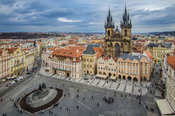 Naklejka na ściany i meble Prag und der Rathausplatz mit Kirche und Rathaus