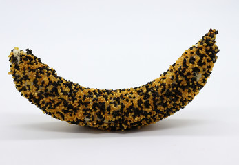 Banan w złoto-czarnej posypce. 