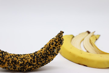 Banan w złoto-czarnej posypce.  © Vanderbeck